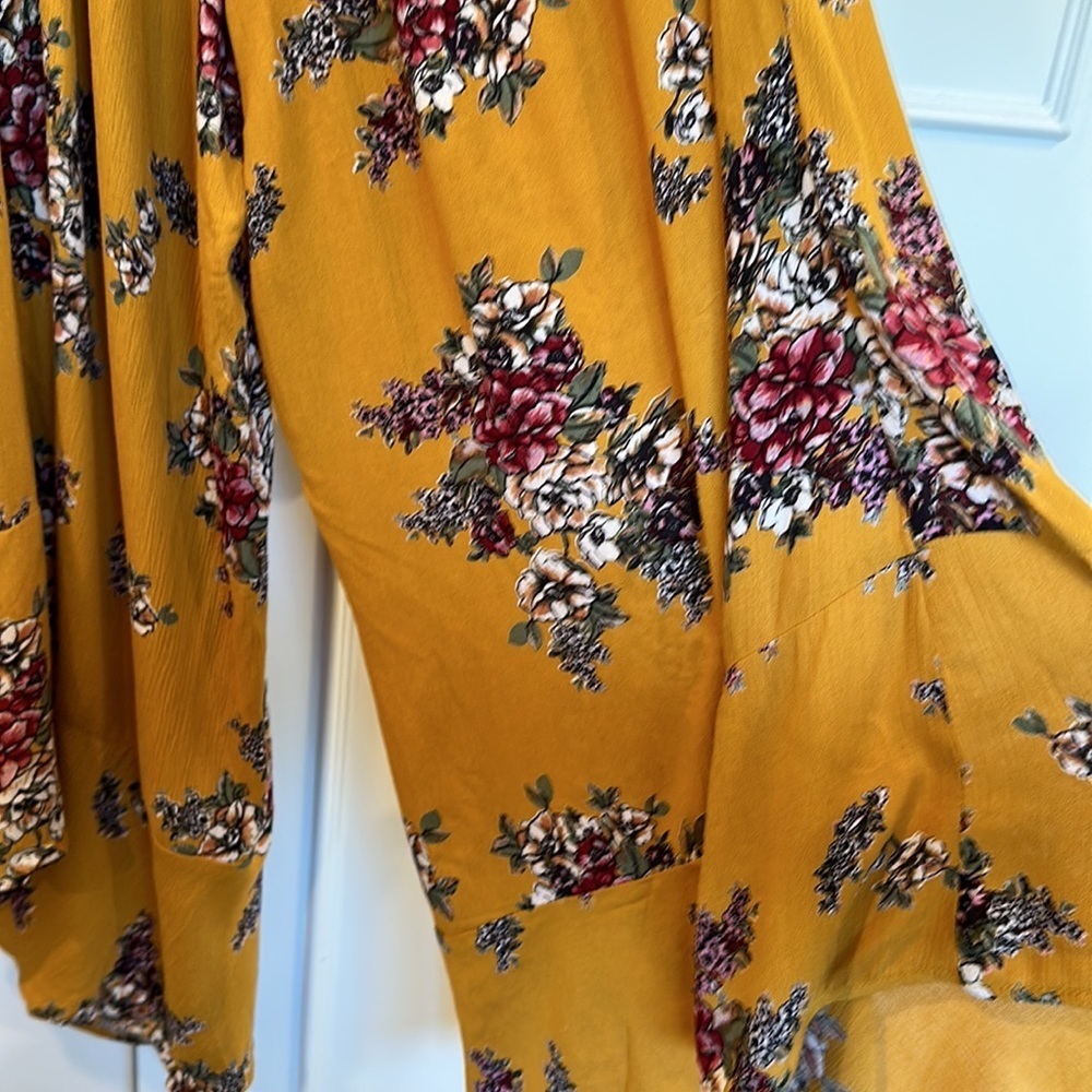 Angie Gold Floral Stapless Cutout Back Wide Leg Cropped Jumpsuit Size Small - Picture 8 of 16